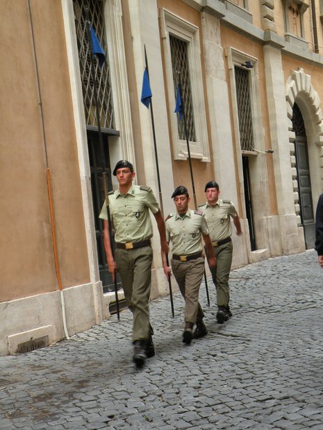 soldats défilant dans une rue